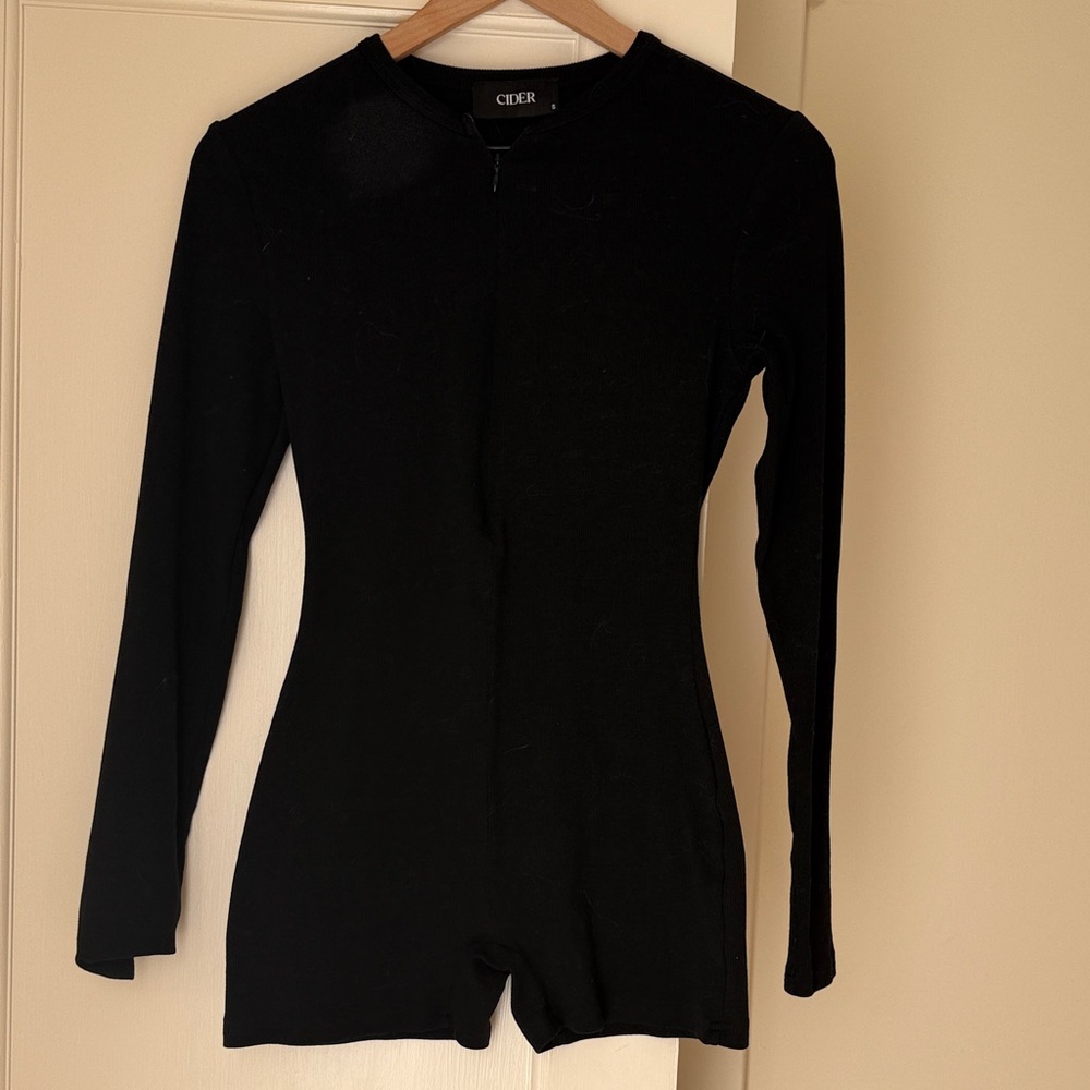 Cider Black Long Sleeve Women's short top